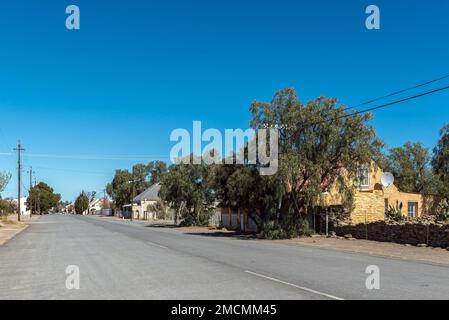 FRASERBURG, SÜDAFRIKA - 3. September 2022: Eine Straßenszene mit alten Häusern in Fraserburg im nördlichen Kap Karoo. Stockfoto