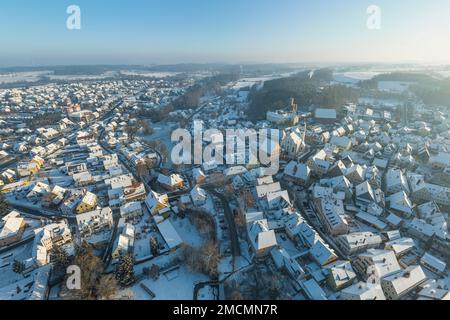 Die winterliche Stadt Hilpoltstein in Mittelfrankreich von oben Stockfoto