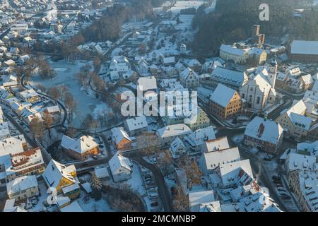 Die winterliche Stadt Hilpoltstein in Mittelfrankreich von oben Stockfoto