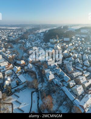 Die winterliche Stadt Hilpoltstein in Mittelfrankreich von oben Stockfoto