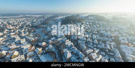 Die winterliche Stadt Hilpoltstein in Mittelfrankreich von oben Stockfoto