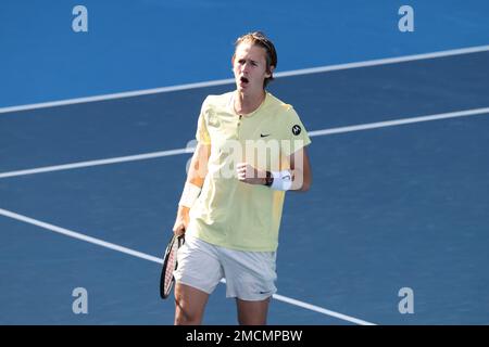 Melbourne, Australien. 22. Januar 2023. Sebastian Korda aus den USA reagiert während des Spiels der 4. Runde zwischen Sebastian Korda aus den USA und Hubert Hurkacz aus Polen am 6. Tag auf dem Australian Open Tennis 2023 in der Rod Laver Arena, Melbourne, Australien, am 22. Januar 2023. Foto von Peter Dovgan. Nur redaktionelle Verwendung, Lizenz für kommerzielle Verwendung erforderlich. Keine Verwendung bei Wetten, Spielen oder Veröffentlichungen von Clubs/Ligen/Spielern. Kredit: UK Sports Pics Ltd/Alamy Live News Stockfoto