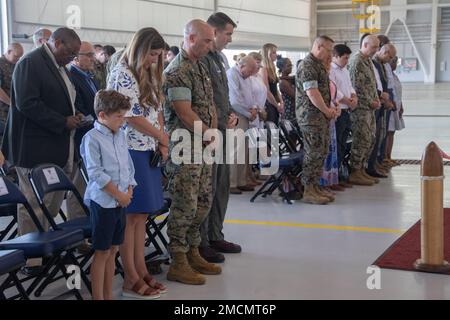 USA Marines, Matrosen, Zivilpersonal und ihre Familien hören die Beschwörung während einer Zeremonie im Hangar 3090 an der Marine Corps Air Station Beaufort am 7. Juli 2022. Hangar 3090 wird die neue Heimat des Marine Fighter Attack Training Squadron 501 und setzt den Standard für zukünftige F-35B Lightning II Hangars. Stockfoto