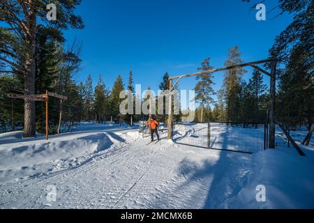 Skitour in der Nähe von Pallastunturi Fell, Muonio, Lappland, Finnland Stockfoto