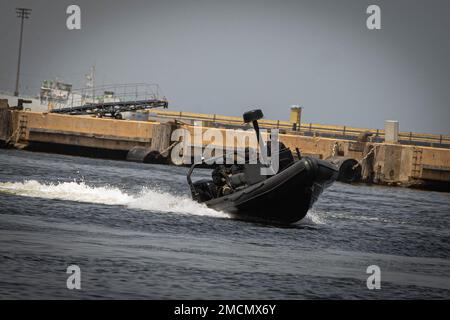 Mitglieder des Kommandos der senegalesischen Compagnie Fusilier de Marin führen eine Live-Demonstration ihrer Fähigkeiten auf dem Naval Infantry Leadership Symposium - Africa (NILS-A) 2022 am 7. Juli 2022 in Dakar, Senegal, durch. NILS-A ist ein multinationales Forum mit Schwerpunkt auf Afrika, das Partnerländer mit Marinestreitkräften und Infanterien zusammenbringen soll, um Interoperabilität, Krisenreaktionsfähigkeiten und Beziehungen zu entwickeln, die die Sicherheit im maritimen Bereich Afrikas verbessern werden. Stockfoto