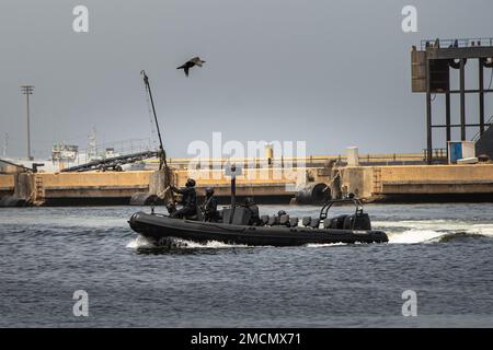 Mitglieder des Kommandos der senegalesischen Compagnie Fusilier de Marin führen eine Live-Demonstration ihrer Fähigkeiten auf dem Naval Infantry Leadership Symposium - Africa (NILS-A) 2022 am 7. Juli 2022 in Dakar, Senegal, durch. NILS-A ist ein multinationales Forum mit Schwerpunkt auf Afrika, das Partnerländer mit Marinestreitkräften und Infanterien zusammenbringen soll, um Interoperabilität, Krisenreaktionsfähigkeiten und Beziehungen zu entwickeln, die die Sicherheit im maritimen Bereich Afrikas verbessern werden. Stockfoto