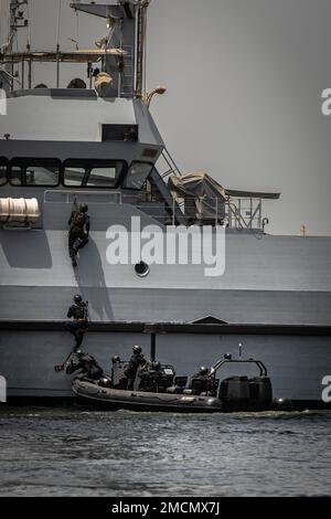 Mitglieder des Kommandos der senegalesischen Compagnie Fusilier de Marin führen eine Live-Demonstration ihrer Fähigkeiten auf dem Naval Infantry Leadership Symposium - Africa (NILS-A) 2022 am 7. Juli 2022 in Dakar, Senegal, durch. NILS-A ist ein multinationales Forum mit Schwerpunkt auf Afrika, das Partnerländer mit Marinestreitkräften und Infanterien zusammenbringen soll, um Interoperabilität, Krisenreaktionsfähigkeiten und Beziehungen zu entwickeln, die die Sicherheit im maritimen Bereich Afrikas verbessern werden. Stockfoto