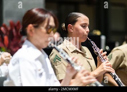 WAIKIKI (6. Juli 2022) USA Der Marine Corps Forces Pacific Band Musiker, Corporal Ashley Cook, spielt während eines gemeinsamen Konzerts mit der Royal Australian Navy Band im Ala Moana Center in Honolulu, Hawaii während des Rim of the Pacific (RIMPAC) 2022 die Oboe. Von Juni 29 bis August 4 nehmen an der RIMPAC 25.000 Nationen, 38 Schiffe, vier U-Boote, mehr als 170 Flugzeuge und Mitarbeiter auf und um die hawaiianischen Inseln und Südkalifornien Teil. RIMPAC ist die weltweit größte internationale Seefahrt-Übung und bietet eine einzigartige Ausbildungsmöglichkeit bei gleichzeitiger Förderung und Aufrechterhaltung der kooperativen Beziehungen Stockfoto