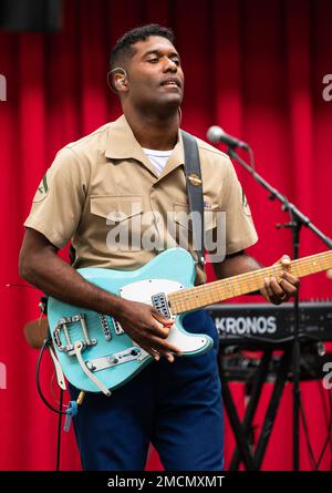 HONOLULU (6. JULI 2022) EIN US-AMERIKANISCHES Ein Mitglied der Marine Corps Forces Pacific Band spielt während eines Rockkonzerns mit der Royal Australian Navy Band im Ala Moana Center in Honolulu, Hawaii, während Rim of the Pacific (RIMPAC) 2022 die E-Gitarre. Von Juni 29 bis August 4 nehmen an der RIMPAC 25.000 Nationen, 38 Schiffe, vier U-Boote, mehr als 170 Flugzeuge und Mitarbeiter auf und um die hawaiianischen Inseln und Südkalifornien Teil. RIMPAC ist die weltweit größte internationale Seefahrt-Übung und bietet eine einzigartige Ausbildungsmöglichkeit bei gleichzeitiger Förderung und Aufrechterhaltung kooperativer Beziehungen Stockfoto