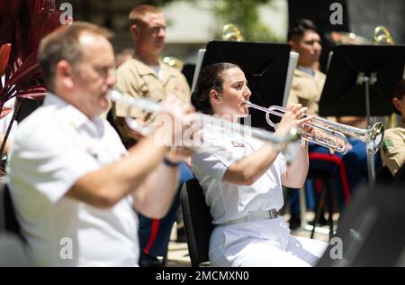 WAIKIKI (6. Juli 2022) Royal Australian Navy Sailor able Seaman Musician Isabella Harvey (rechts) spielt die Trompete während eines gemeinsamen Konzerts mit den USA Marine Corps Forces Pacific Band im Ala Moana Center in Honolulu, Hawaii während Rim of the Pacific (RIMPAC) 2022. Von Juni 29 bis August 4 nehmen an der RIMPAC 25.000 Nationen, 38 Schiffe, vier U-Boote, mehr als 170 Flugzeuge und Mitarbeiter auf und um die hawaiianischen Inseln und Südkalifornien Teil. RIMPAC ist die weltweit größte internationale Seefahrt-Übung und bietet eine einzigartige Ausbildungsmöglichkeit bei gleichzeitiger Förderung und Nachhaltigkeit Stockfoto