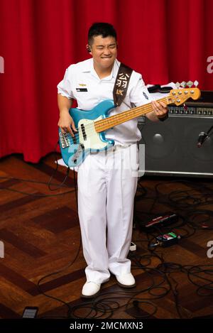 HONOLULU (6. Juli 2022) der königliche australische Marinemusiker Winston Weng spielt die Bassgitarre, während die Royal Australian Navy Band ein Rockkonzert mit den USA aufführt Marine Corps Forces Pacific Band im Ala Moana Center in Honolulu, Hawaii, während Rim of the Pacific (RIMPAC) 2022. Von Juni 29 bis August 4 nehmen an der RIMPAC 25.000 Nationen, 38 Schiffe, vier U-Boote, mehr als 170 Flugzeuge und Mitarbeiter auf und um die hawaiianischen Inseln und Südkalifornien Teil. RIMPAC ist die weltweit größte internationale Seefahrt-Übungen und bietet eine einzigartige Schulungsmöglichkeit, während Stockfoto