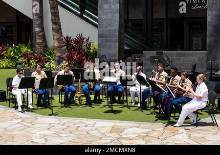 HONOLULU (6. Juli 2022) – Musiker der Royal Australian Navy Band schließen sich ihren Pendants aus den USA an Marine Corps entsendet Pacific Band zu einem gemeinsamen Konzert im Ala Moana Center in Honolulu, Hawaii während Rim of the Pacific (RIMPAC) 2022. Von Juni 29 bis August 4 nehmen an der RIMPAC 25.000 Nationen, 38 Schiffe, vier U-Boote, mehr als 170 Flugzeuge und Mitarbeiter auf und um die hawaiianischen Inseln und Südkalifornien Teil. RIMPAC ist die weltweit größte internationale Seefahrt-Übung und bietet eine einzigartige Ausbildungsmöglichkeit bei gleichzeitiger Förderung und Aufrechterhaltung kooperativer Beziehungen Stockfoto