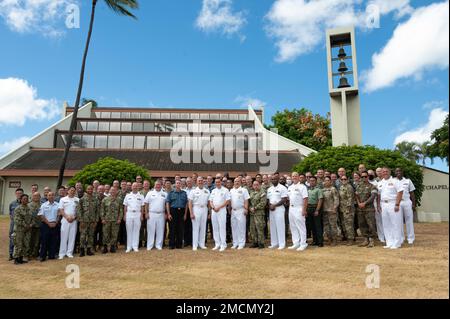 220707-N-XL376-1048 PEARL HARBOR (7. Juli 2022) – Partner-Nation-Mitglieder posieren für ein Gruppenfoto während eines internationalen Kaplan-Symposiums während Rim of the Pacific (RIMPAC) 2022 am Juli 7. Von Juni 29 bis August 4 nehmen an der RIMPAC auf und um die hawaiianischen Inseln und Südkalifornien 26 Nationen, 38 Schiffe, vier U-Boote, mehr als 170 Flugzeuge und 25.000 Mitarbeiter Teil. RIMPAC ist die weltweit größte internationale Seefahrt-Übung und bietet eine einzigartige Ausbildungsmöglichkeit und fördert und pflegt gleichzeitig Kooperationsbeziehungen zwischen den Teilnehmern, die für die Gewährleistung der Sicherheit auf See von entscheidender Bedeutung sind Stockfoto