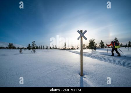 Skitour in der Nähe von Pallastunturi Fell, Muonio, Lappland, Finnland Stockfoto