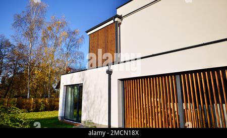Kubistische Architektur. Gemütliches und modernes Haus mit Garage und kopfsteingepflasterter Auffahrt. Moderne Architektur. Stockfoto