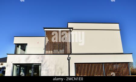Kubistische Architektur. Gemütliches und modernes Haus mit Garage und kopfsteingepflasterter Auffahrt. Moderne Architektur. Stockfoto