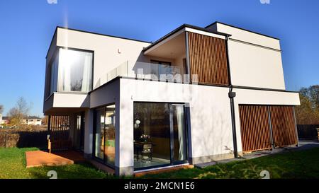 Kubistische Architektur. Gemütliches und modernes Haus mit Garage und kopfsteingepflasterter Auffahrt. Moderne Architektur. Stockfoto