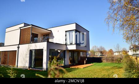 Kubistische Architektur. Gemütliches und modernes Haus mit Garage und kopfsteingepflasterter Auffahrt. Moderne Architektur. Stockfoto