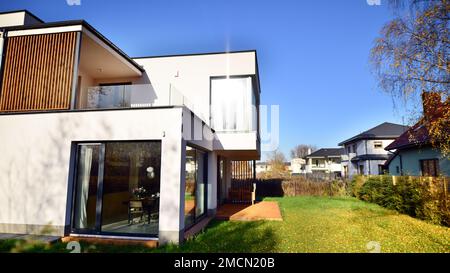 Kubistische Architektur. Gemütliches und modernes Haus mit Garage und kopfsteingepflasterter Auffahrt. Moderne Architektur. Stockfoto