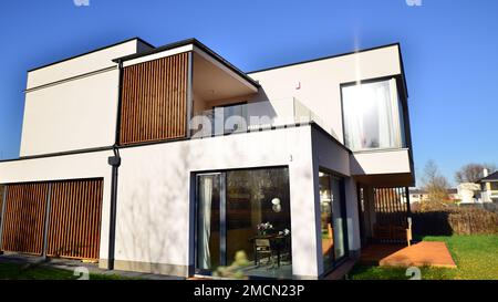 Kubistische Architektur. Gemütliches und modernes Haus mit Garage und kopfsteingepflasterter Auffahrt. Moderne Architektur. Stockfoto