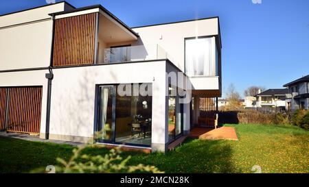 Kubistische Architektur. Gemütliches und modernes Haus mit Garage und kopfsteingepflasterter Auffahrt. Moderne Architektur. Stockfoto