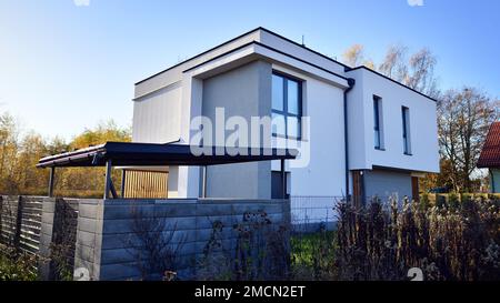 Kubistische Architektur. Gemütliches und modernes Haus mit Garage und kopfsteingepflasterter Auffahrt. Moderne Architektur. Stockfoto