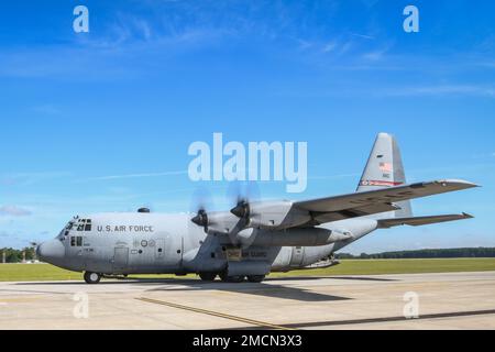 Der letzte C-130H Hercules bereitet sich auf den Abflug vom 179. Luftschleppflügel in Mansfield Lahm ANGB, Ohio, am 7. Juli 2022 vor. Dieses Flugzeug, das Hecknummer 88-4401, wird in den Ruhestand gehen und eine statische Ausstellung im MAPS Air Museum (Military Aviation Preservation Society), einem international bekannten Museum für Luftfahrt in North Canton, Ohio, werden. Nachdem die Einheit ausgewählt wurde, die erste Air National Guard Cyber Wing der Nation zu werden, wechselt sie vom C-130H Hercules zu einer neuen Mission, die dem Air Combat Command zugewiesen wurde. Stockfoto