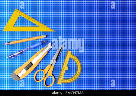 3D Abbildung: Gelber Schneider, Schere, Bleistift, Stift und Lineal auf blauem Hintergrund. 3D Darstellung und Darstellung des Reparatur- und Einbauwerkzeugs Stockfoto