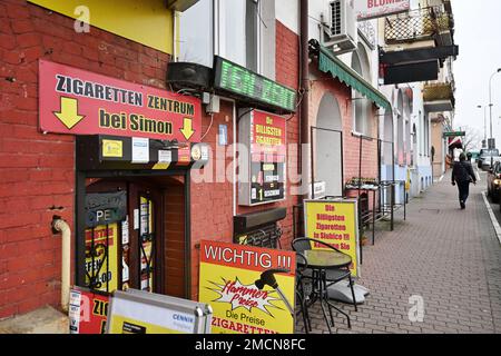 Slubice, Polen. 18. Januar 2023. Die farbenfroh dekorierten Räumlichkeiten lagern Zigaretten bei Simon in einem Wohn- und Geschäftsgebäude im Stadtzentrum. Kredit: Soeren Stache/dpa/Alamy Live News Stockfoto