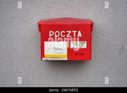 Slubice, Polen. 18. Januar 2023. Ein roter Briefkasten mit der Aufschrift „ Poczta“ hängt an einer Hauswand im Stadtzentrum. Kredit: Soeren Stache/dpa/Alamy Live News Stockfoto