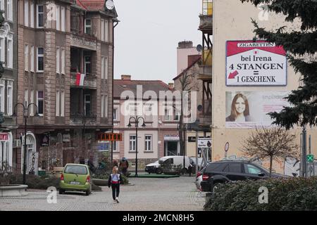 Slubice, Polen. 18. Januar 2023. Ein Schild mit der Aufschrift „Zigaretten in Irinas 4 Kartons = 1 Geschenk“ befindet sich auf einem Wohn- und Geschäftsgebäude in der Innenstadt. Kredit: Soeren Stache/dpa/Alamy Live News Stockfoto