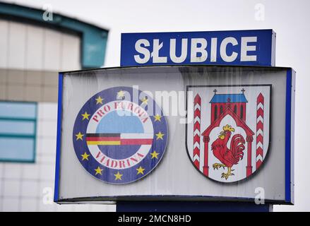Slubice, Polen. 18. Januar 2023. Ein Schild „Slubice Pro Europa Viadrina“ mit dem Wappen der Stadt steht im Stadtzentrum in der Nähe des Eingangs zur Stadt auf einer Straße. Kredit: Soeren Stache/dpa/Alamy Live News Stockfoto