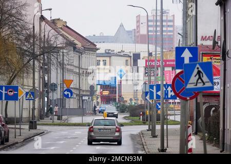 Slubice, Polen. 18. Januar 2023. Ein Auto fährt auf einer zweispurigen Straße im Stadtzentrum. Kredit: Soeren Stache/dpa/Alamy Live News Stockfoto