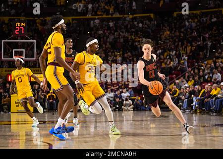 USC-Wächter Drew Peterson (13) fährt in der ersten Hälfte des NCAA-Basketballspiels gegen Arizona State in Tempe, Arizona, Samstag, Stockfoto