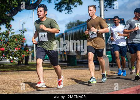 220707-N-YN807-1067 PEARL HARBOR (7. Juli 2022) – Mitglieder der Partnerländer nehmen am 5k. Lauf während Rim of the Pacific (RIMPAC) 2022 am 7. Juli Teil. Von Juni 29 bis August 4 nehmen an der RIMPAC auf und um die hawaiianischen Inseln und Südkalifornien 26 Nationen, 38 Schiffe, vier U-Boote, mehr als 170 Flugzeuge und 25.000 Mitarbeiter Teil. RIMPAC ist die weltweit größte internationale Seefahrt-Übung und bietet eine einzigartige Ausbildungsmöglichkeit, während gleichzeitig die kooperativen Beziehungen zwischen den Teilnehmern gefördert und aufrechterhalten werden, die für die Gewährleistung der Sicherheit von Seeschiffen und der Sicherheit im internationalen oce von entscheidender Bedeutung sind Stockfoto