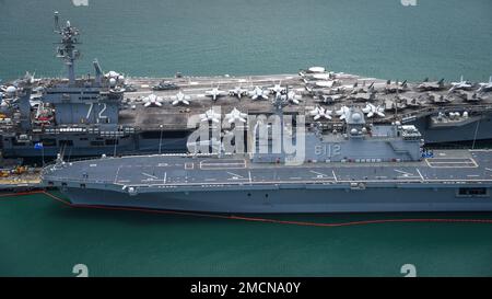 220707-N-EE352-1423 PEARL HARBOR (7. Juli 2022) – US Navy Nuclear-powered Aircraft Carrier USS Abraham Lincoln (CVN72) und Republic of Korea Navy amphibischen Sturmschiff ROKS Marado (LPH 6112), die auf der Joint Base Pearl Harbor-Hickham, Hawaii, während Rim of the Pacific (RIMPAC) 2022 vertäut. 26 Nationen, 38 Schiffe, vier U-Boote, mehr als 170 Flugzeuge und 25.000 Mitarbeiter nehmen vom 29. Juni bis 4. August an RIMPAC in und um Hawaii und Südkalifornien Teil. Die weltweit größte internationale maritime Übung, RIMPAC bietet eine einzigartige Ausbildungsmöglichkeit und fördert eine Stockfoto