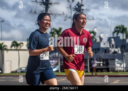 220707-N-YN807-1053 PEARL HARBOR (7. Juli 2022) Partner Nation Member nehmen an einem 5k-Lauf während Rim of the Pacific (RIMPAC) 2022 am 7. Juli Teil. Von Juni 29 bis August 4 nehmen an der RIMPAC auf und um die hawaiianischen Inseln und Südkalifornien 26 Nationen, 38 Schiffe, vier U-Boote, mehr als 170 Flugzeuge und 25.000 Mitarbeiter Teil. RIMPAC ist die weltweit größte internationale Seefahrt-Übung und bietet eine einzigartige Ausbildungsmöglichkeit, während gleichzeitig die kooperativen Beziehungen zwischen den Teilnehmern gefördert und aufrechterhalten werden, die für die Gewährleistung der Sicherheit von Seeschiffen und der Sicherheit auf den Weltmeeren von entscheidender Bedeutung sind. Stockfoto