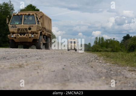 Mitglieder der New Jersey Army National Guard's 143. Transportation Company, 117. Combat Sustainment Support Battalion, führen am 8. Juli vor dem Start der Exportable Combat Training Capability (XCTC) eine Routenaufklärungsmission in Fort Drum, New York, durch. Die dreiwöchige Übung findet vom 10. Juli bis zum 30. Juli statt und ermöglicht es den Brigaden-Kampfteams, die nötige Bereitschaft zu erreichen, um weltweit Kämpfe zu entsenden, zu kämpfen und zu gewinnen. Stockfoto