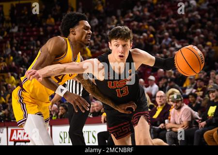 USC-Wächter Drew Peterson (13) fährt in der ersten Hälfte des NCAA-Basketballspiels gegen Arizona State in Tempe, Arizona, Samstag, Stockfoto