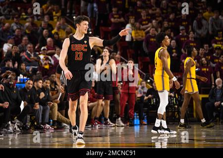 USC-Garde Drew Peterson (13) feiert nach einem Tor in der zweiten Hälfte des NCAA-Basketballspiels gegen den Staat Arizona in Tempe, Arizona, Saturda Stockfoto