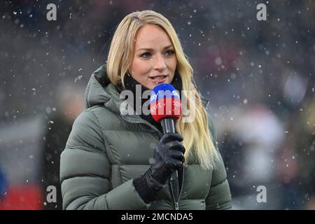 Stuttgart, Deutschland. 21. Januar 2023. SKY-Sport-Moderatorin Katharina Kleinfeldt am Mikrofon, Einzelbild, zugeschnittenes Einzelmotiv, Porträt, Porträt, Porträt. Fußball 1. Bundesliga Season 2022/2023, 16.Matchday, matchday16, VFB Stuttgart-1.FSV FSV Mainz 05 1-1 am 21. Januar 2023, Mercedes Benz Arena Stuttgart? Kredit: dpa/Alamy Live News Stockfoto