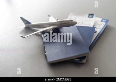 Flugtickets und Dokumente auf Holztisch, Draufsicht Stockfoto