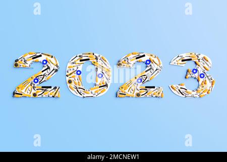 3D Abbildung Beschriftung 2023 Metallhammer, Schraubendreher, Zange, Wasserwaage, Maßband, Isolierband, Schneider mit gelbem Griff. Umstellbarkeit von Stockfoto