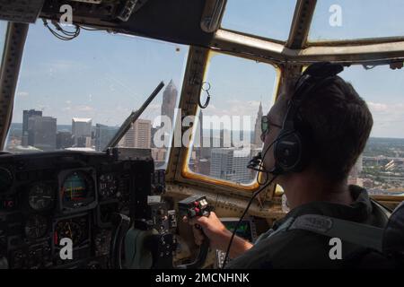 Der letzte C-130H Hercules startet am 7. Juli 2022 am 179. Luftschleppflügel in Mansfield Lahm ANGB, Ohio. Dieses Flugzeug, das Hecknummer 88-4401, wird in den Ruhestand gehen und eine statische Ausstellung im MAPS Air Museum (Military Aviation Preservation Society), einem international bekannten Museum für Luftfahrt in North Canton, Ohio, werden. Nachdem die Einheit ausgewählt wurde, die erste Air National Guard Cyber Wing der Nation zu werden, wechselt sie vom C-130H Hercules zu einer neuen Mission, die dem Air Combat Command zugewiesen wurde. Stockfoto