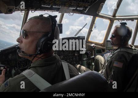 Der letzte C-130H Hercules startet am 7. Juli 2022 am 179. Luftschleppflügel in Mansfield Lahm ANGB, Ohio. Dieses Flugzeug, das Hecknummer 88-4401, wird in den Ruhestand gehen und eine statische Ausstellung im MAPS Air Museum (Military Aviation Preservation Society), einem international bekannten Museum für Luftfahrt in North Canton, Ohio, werden. Nachdem die Einheit ausgewählt wurde, die erste Air National Guard Cyber Wing der Nation zu werden, wechselt sie vom C-130H Hercules zu einer neuen Mission, die dem Air Combat Command zugewiesen wurde. Stockfoto