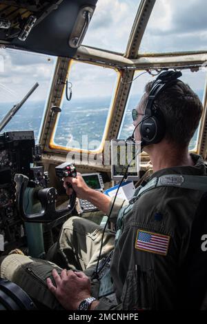 Der letzte C-130H Hercules startet am 7. Juli 2022 am 179. Luftschleppflügel in Mansfield Lahm ANGB, Ohio. Dieses Flugzeug, das Hecknummer 88-4401, wird in den Ruhestand gehen und eine statische Ausstellung im MAPS Air Museum (Military Aviation Preservation Society), einem international bekannten Museum für Luftfahrt in North Canton, Ohio, werden. Nachdem die Einheit ausgewählt wurde, die erste Air National Guard Cyber Wing der Nation zu werden, wechselt sie vom C-130H Hercules zu einer neuen Mission, die dem Air Combat Command zugewiesen wurde. Stockfoto