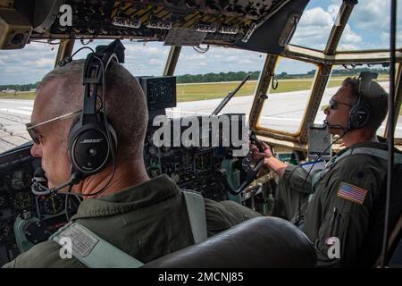 Der letzte C-130H Hercules startet am 7. Juli 2022 am 179. Luftschleppflügel in Mansfield Lahm ANGB, Ohio. Dieses Flugzeug, das Hecknummer 88-4401, wird in den Ruhestand gehen und eine statische Ausstellung im MAPS Air Museum (Military Aviation Preservation Society), einem international bekannten Museum für Luftfahrt in North Canton, Ohio, werden. Nachdem die Einheit ausgewählt wurde, die erste Air National Guard Cyber Wing der Nation zu werden, wechselt sie vom C-130H Hercules zu einer neuen Mission, die dem Air Combat Command zugewiesen wurde. Stockfoto