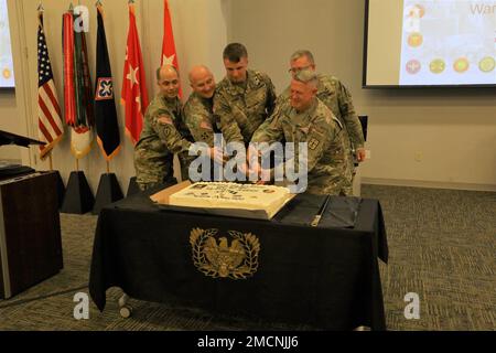 Gen. Ed Daly, kommandierender General des Army Material Command und hochrangiger Nachhaltiger der Armee; Generalleutnant Mark T. Simerly, kommandierender General der CASCOM; Und Chief Warrant Officer 5 Danny Taylor Schnitt den Geburtstagskuchen für den Warrant Officer mit den ältesten und jüngsten Haftbefehl Officers, die am 7. Juli an der Army Logistics University teilnahmen. | Foto von Onyx Taylor-Catterson, CASCOM Public Affairs Office Stockfoto