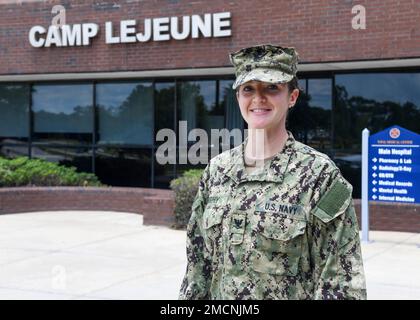 Ein Baby um 3 Uhr morgens auf einem Parkplatz zu liefern, war nie eine Erfahrung in den USA Navy Petty Officer dritter Klasse Danielle Murphy dachte, sie würde ihr begegnen, während sie als Aviation Hospital Corpsman eingesetzt wird. Am 3. Juni 2022 half Murphy während seines Verwaltungsdienstes im Naval Medical Center Camp Lejeune bei der Entbindung eines kleinen Mädchens. Stockfoto