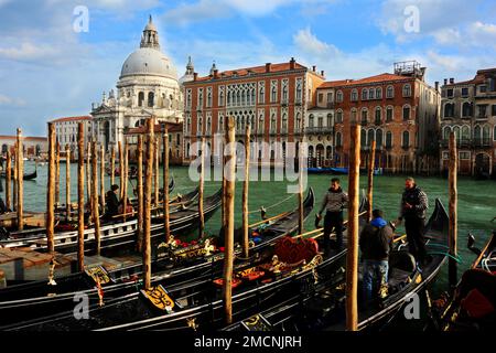 Gondoliere, Gondel, Venedig. Rudern, Romantisch, Idyllisch, Vergnügen auf den Wasserstraßen von Venedig Stockfoto